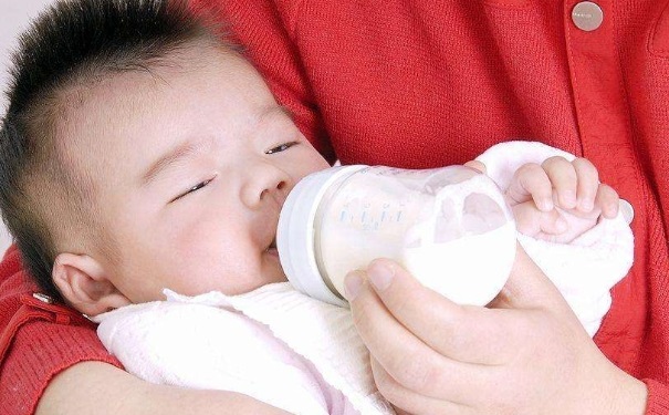 如何让宝宝健康吃奶？怎样帮助宝宝吃奶？(1)