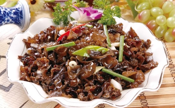 黑木耳的饮食禁忌有哪些？吃黑木耳的注意事项有哪些？(1)