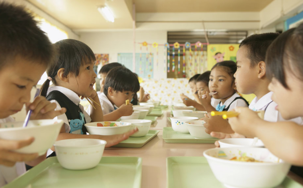 幼儿各年龄段有哪些饮食禁忌？幼儿常吃哪些食物对身体好？(1)