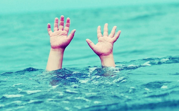 孩子溺水怎么急救？孩子溺水倒背跑有用吗？(1)