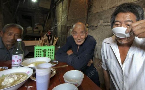 村民夜宵酒后死亡，湖南判例：同桌未劝阻者、餐馆老板均担责(1)