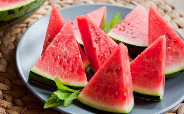 夏季吃西瓜的注意事项有哪些？夏季怎样吃西瓜最有利？(1)