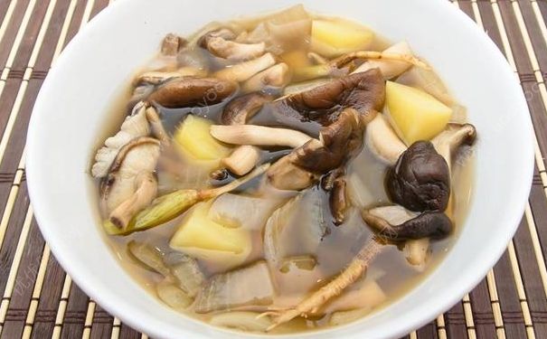蘑菇中毒类型有哪些？洋葱土豆蘑菇汤(1)