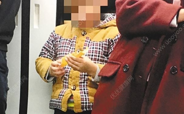 父母教唆孩子抢夺陌生乘客东西，我很惶恐(1)