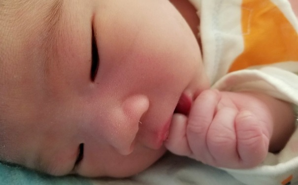 宝宝吃奶睡觉怎么办？宝宝吃奶睡觉怎么戒掉？(1)