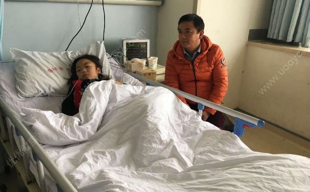 四川某校外餐馆疑似食物中毒事件，46人被送医救治(2)