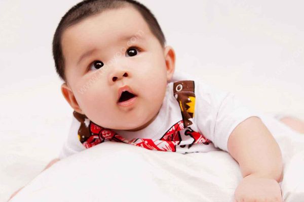 小孩尿床九成无大碍，对付尿床孩子这样做(1)