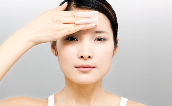 换季皮肤脱皮怎么办？换季如何预防皮肤脱皮？(1)