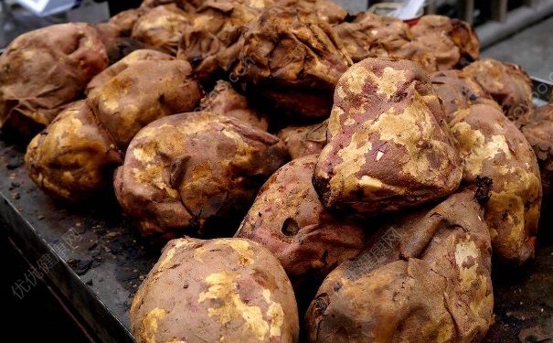 烤红薯的皮可以吃吗？冬天吃烤红薯可以吃皮吗？(2)