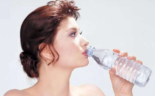 冬季如何喝水能补水？怎样喝水能给肌肤补水？(1)