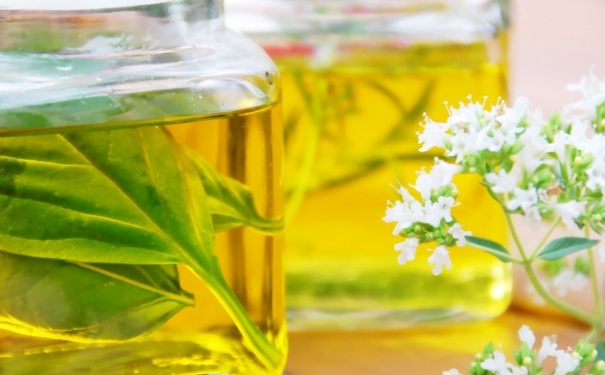 精油擦脸有什么好处？精油擦脸上需要清洗吗？(1)