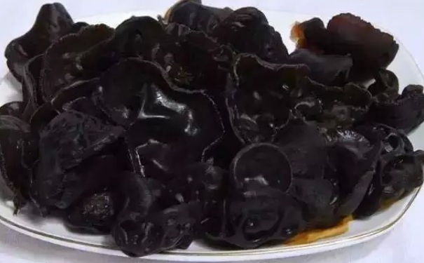 吃完木耳可以吃柿子吗？木耳和