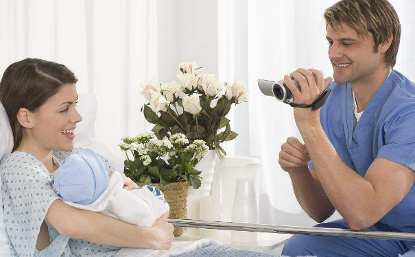 生下宝宝常会有哪些过程？怎样能够避免乳房下垂现象？[