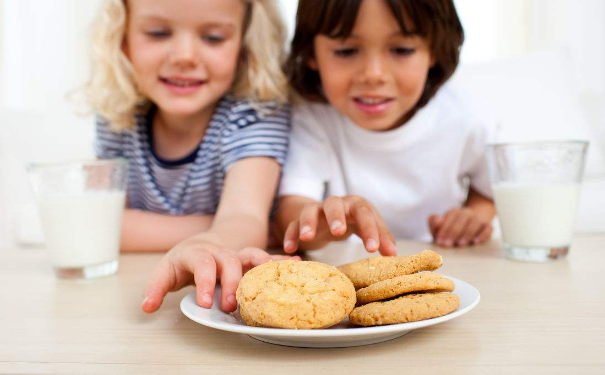 哪些零食不能让孩子多吃？孩子零食吃多了对身体有什么影响？(1)