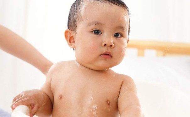 怎样挑适合宝宝的洗护用品？冬季给宝宝洗澡要注意哪些问题？(3)