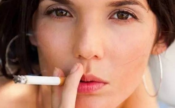 女人长斑是什么原因？怎样淡化色斑呢？(1)