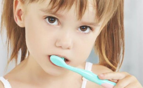 孩子应从几岁起开始刷牙？孩子能否使用含氟牙膏？(1)