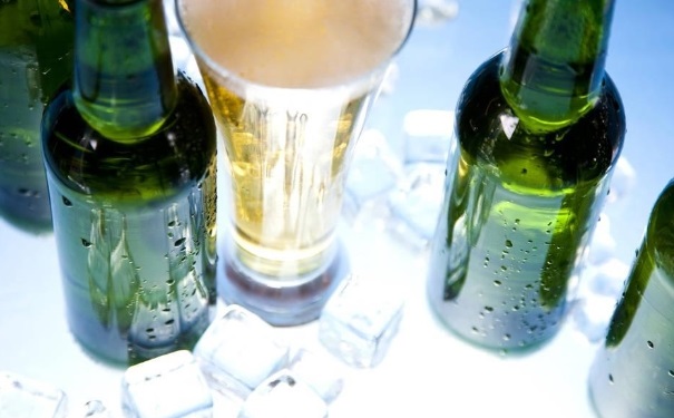 夏季喝冰冻啤酒要注意些什么？夏季喝冰啤酒的注意事项(1)