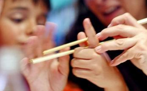 如何教孩子学用筷子？孩子学用筷子更聪明(1)