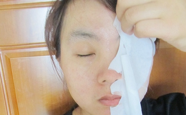 面膜敷在脸上辣辣的是怎么回事？为什么敷面膜之后感觉辣辣的？(1)