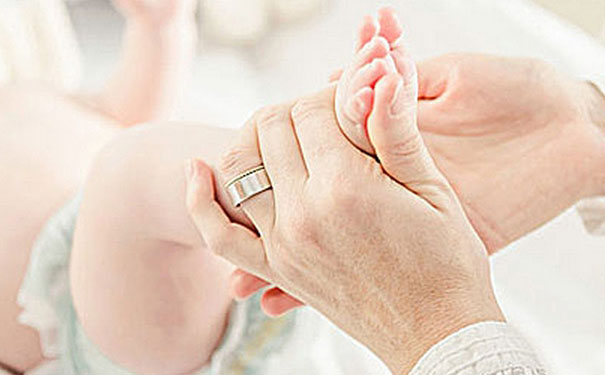 婴儿抚触是什么意思？抚摸婴儿