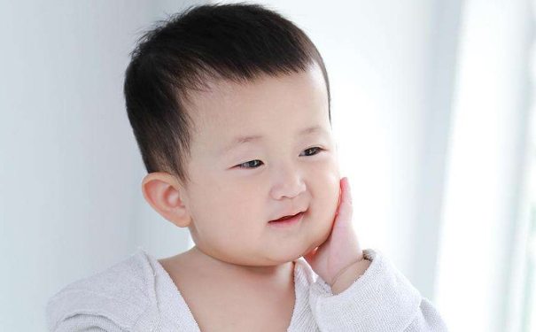 小儿患了鸡胸有哪些问题？婴幼儿便秘都是什么原因造成的？(1)