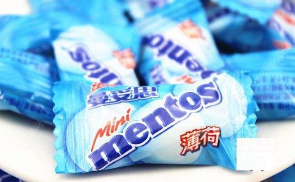 可乐加薄荷糖为什么会喷出来？这种有趣的现象揭秘！(1)