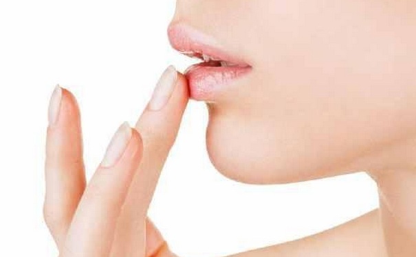 嘴唇干裂脱皮的小秘方？嘴唇干裂脱皮日常注意事项？(1)