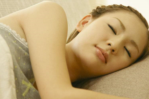想变美睡前别做这几件事！会睡美容觉就会美美哒！(1)