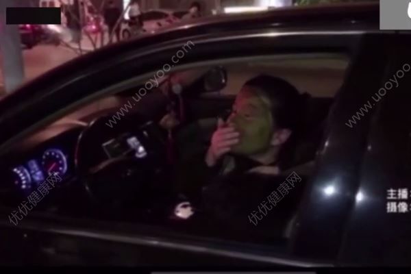 女司机边开车边敷面膜被查，为