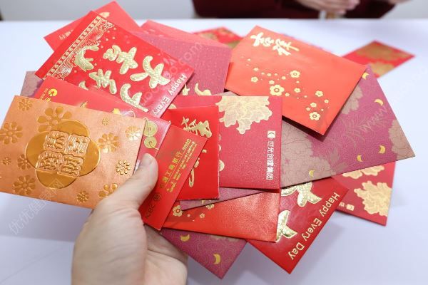 亲妈拿孩子3.5万压岁钱买包：带娃太辛苦奖励自己(1)