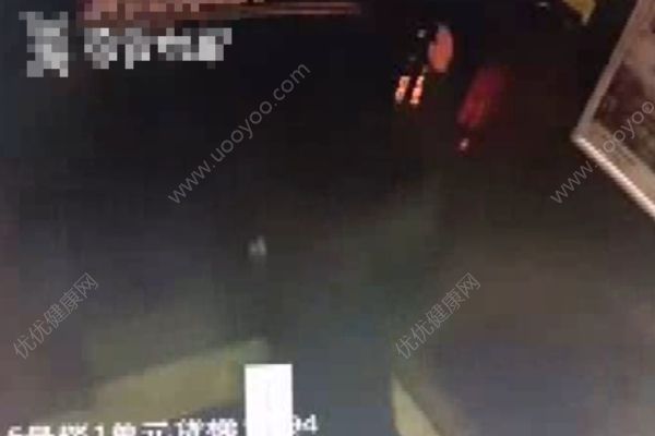 熊孩子撒尿电梯按键被困，乘电梯这些事项要注意！(2)