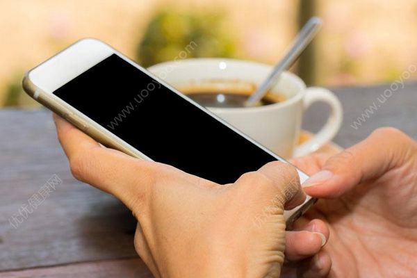 2岁娃连续输错密码，苹果iPhone提示停用47年(2)