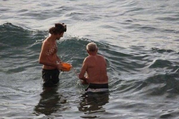 俄罗斯孕妇在海里生了个娃，水中产子有哪些好处？(2)
