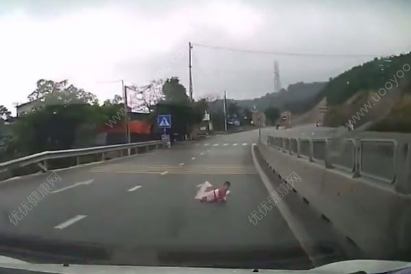 婴儿爬马路险遭碾压，网友怒了：怎么当妈的！(4)