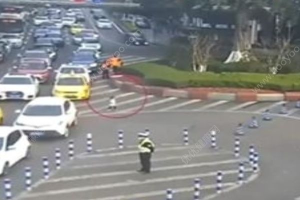 2岁女孩车流穿梭，民警抱护帮其寻找妈妈(2)