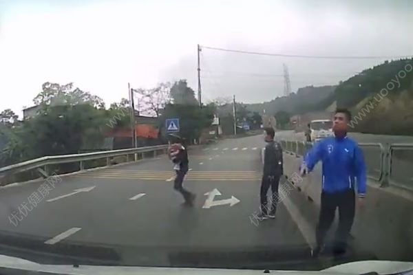 婴儿爬马路险遭碾压，网友怒了：怎么当妈的！(3)