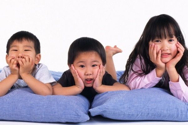 3岁女童从5楼阳台坠落，9名路人拉被子接住(3)