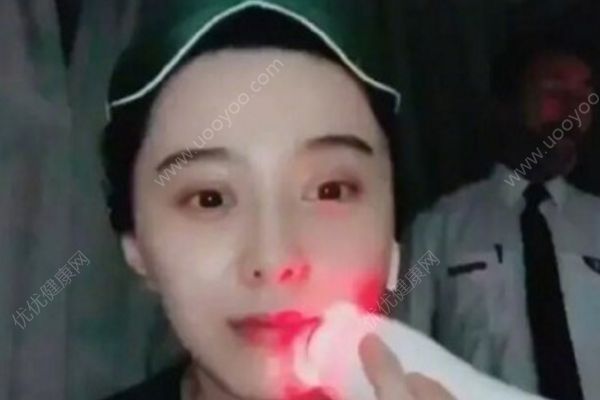 范冰冰头等舱中做美容，自创按摩法揉得一脸红肿(2)