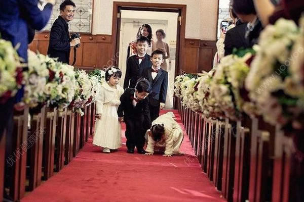 没有戒指和酒席，两个不到三岁孩子的“婚礼”很特殊(2)