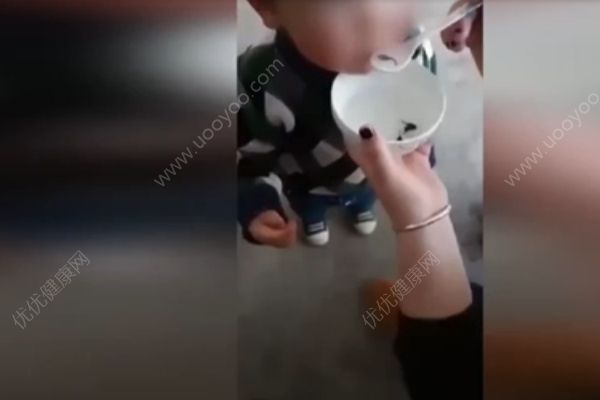 家长给幼童喂食活蝌蚪，这样吃可能会感染裂头蚴！(3)