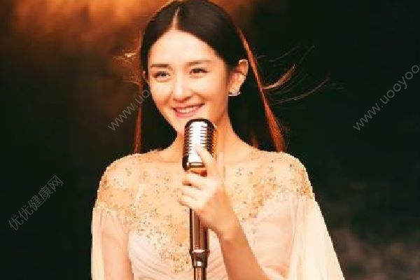 憔悴!谢娜晒产后自拍暴露身体状况:突增白发,脸上淤青令人心疼(4)