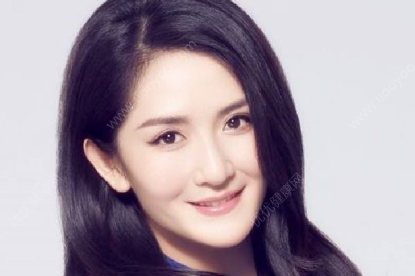 憔悴!谢娜晒产后自拍暴露身体状况:突增白发,脸上淤青令人心疼(3)