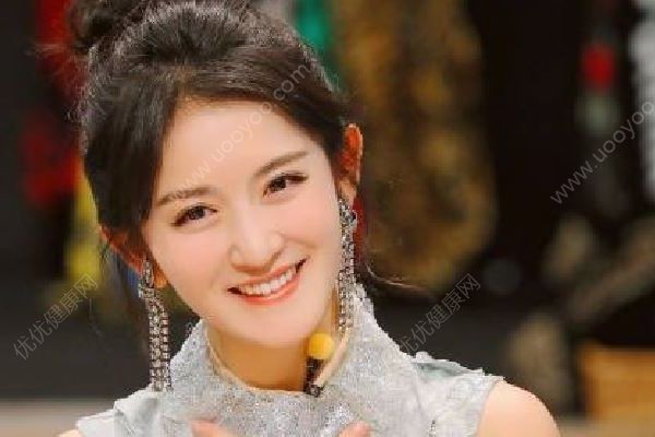 憔悴!谢娜晒产后自拍暴露身体状况:突增白发,脸上淤青令人心疼(2)