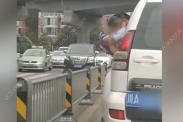 男孩被抱出车窗外撒尿，期间车子还开了一小段(3)