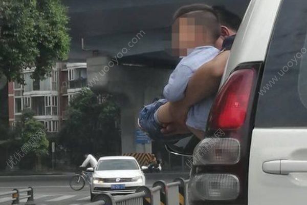 男孩被抱出车窗外撒尿，期间车子还开了一小段(4)