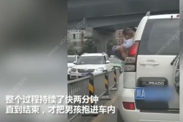 男孩被抱出车窗外撒尿，期间车子还开了一小段(2)