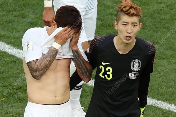 韩国门将疑似化妆上场，世界级扑救力保球门不失!(3)