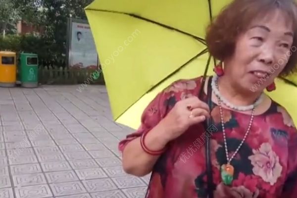 7旬奶奶每天出门必化妆：化妆品多到可开店，想去韩国整容(2)